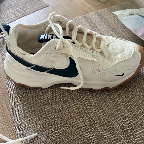 Nike Womens TC 7900 Pale Ivory Armory Navy - Picture 2 of 6